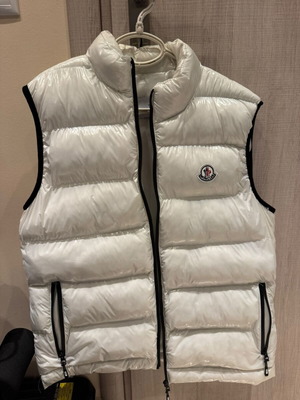 Puffer vest like new, size XL slim fit, black and white