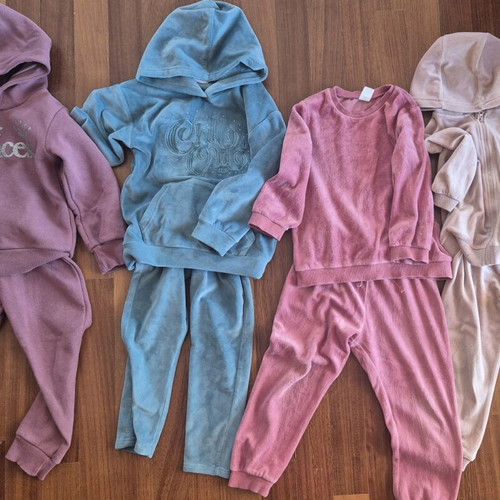 Children's tracksuit sets like new, 4 pieces for ages 3-4