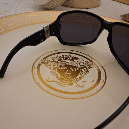 Gucci sunglasses used black with silver horsebit logo