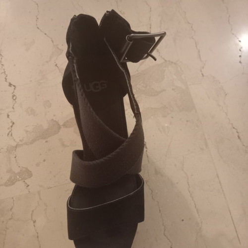 Ugg platform shoe new, size 38, black