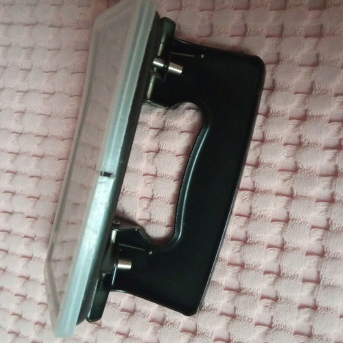 Hole puncher like new