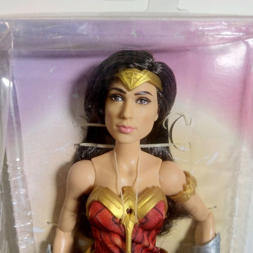 Wonder Woman κούκλα καινούργια με ελαφρώς ταλαιπωρημένη συσκευασία