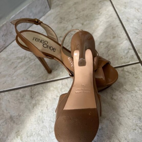 Feng Shoe beige/brown patent leather heels size 36 like new