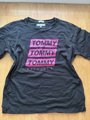 Tommy Hilfiger T-shirt like new, black and pink, size XS