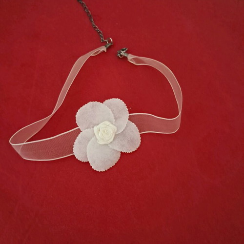 Choker like new with transparency and clasp white