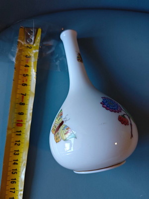Herend Queen Victoria bud vase like new with 24k gold trim