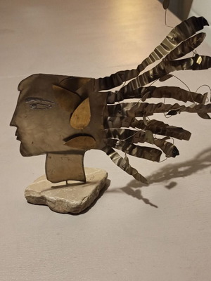 Decorative art piece like new, bronze and metal head sculpture