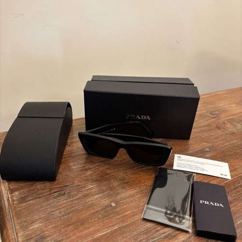Prada sunglasses like new, black