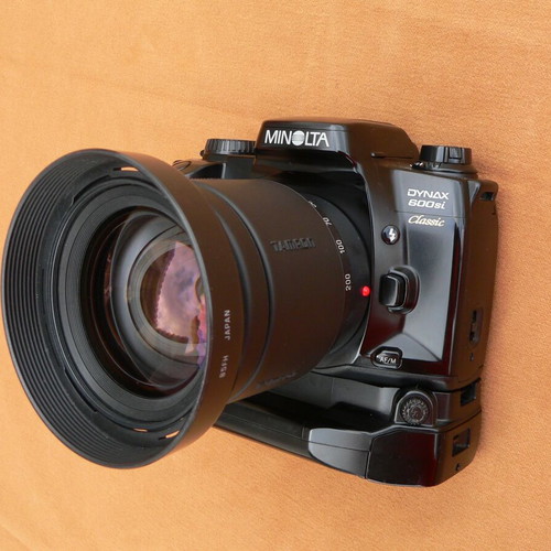 Minolta Dynax 600si Classic Black camera like new with lens and genuine flash