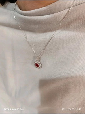 Necklace like new, elegant and refined
