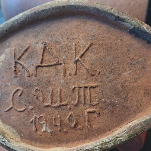 Κεραμική κανάτα κρασιού 1940 με ανάγλυφα σταφύλια χειροποίητη, μεταχειρισμένη