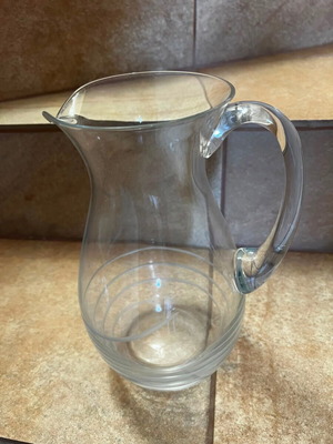 Transparent serving pitcher like new with handle and spout