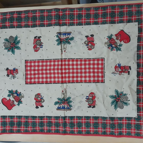 Tablecloths used, gold medium and small Christmas checkered rectangular