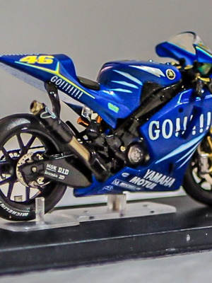 Yamaha YZR-M1 Valentino Rossi 2004 collectible MotoGP miniature like new