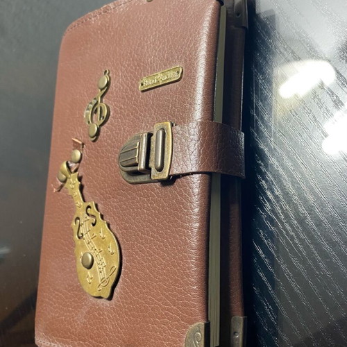 Δερμάτινο σημειωματάριο χειροποίητο με vintage μουσικό design και μεταλλικά στοιχεία καινούργιο