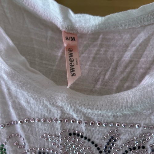 White sleeveless top like new with skull rhinestones