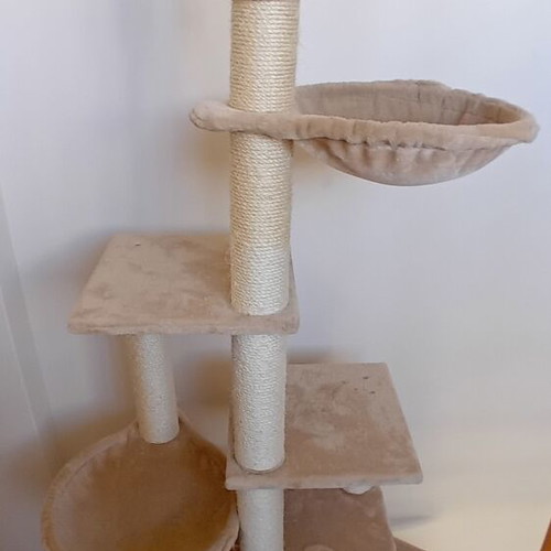 Cat scratching tree like new, 7 levels