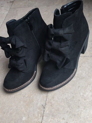 Mellisa black suede ankle boots used, size 37 with bows