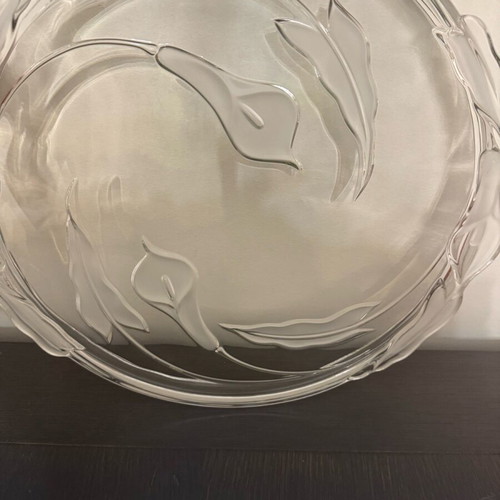 Glass tray with calla lily design like new, 32cm diameter