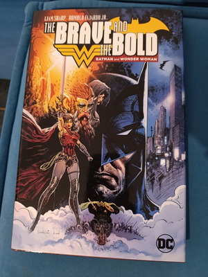 DC comic hardcover like new, English