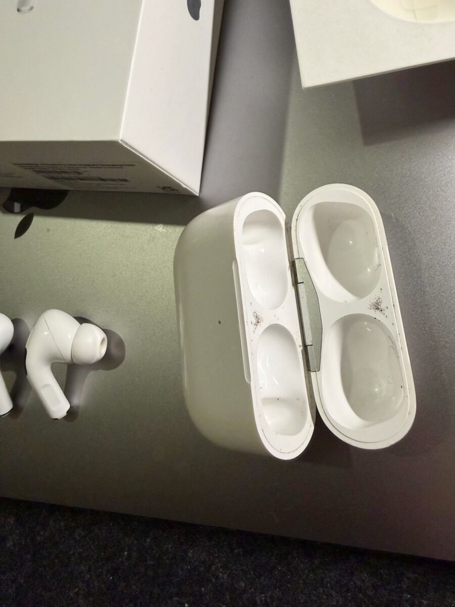 AirPods Pro 1 with MagSafe charging case… - € 45,00 - Vendora.cy