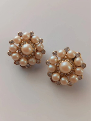 Vintage gold tone clip earrings with pearls like new