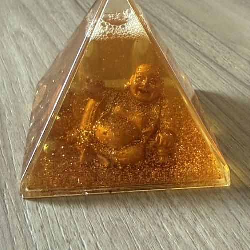 Πυραμίδα Feng Shui με Laughing Buddha