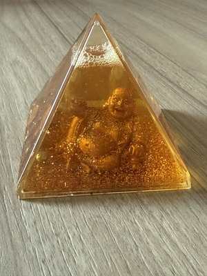 Πυραμίδα Feng Shui με Laughing Buddha