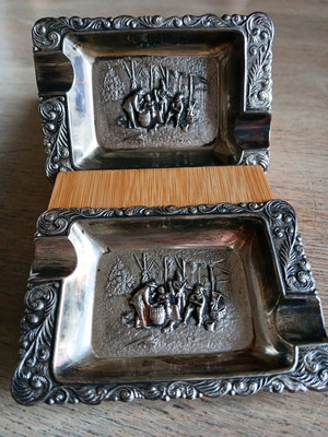 Αντίκα πακέτο δύο σκαλιστά μεταλλικά σταχτοδοχεία σαν καινούργια