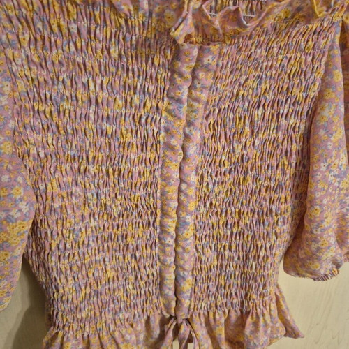 Mochy women's blouse with floral design and puff sleeves like new