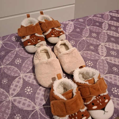 Children's slippers used, sizes 18-21, fox and pink designs