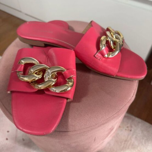 Flat fuchsia sandals like new, size 41