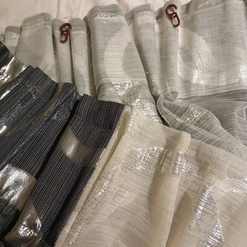 Curtain like new with dimensions 2.60x2.60 and traparia