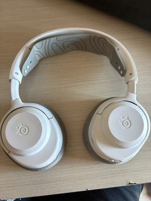 SteelSeries Arctis Nova 3X Over Ear Gaming Headset like new, Bluetooth USB, white