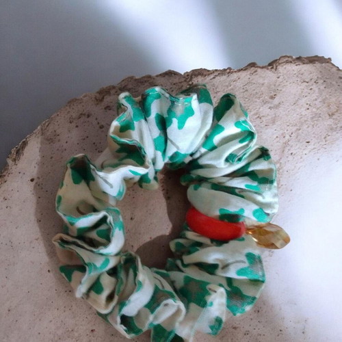 Handmade elastic bracelet with teardrop bead