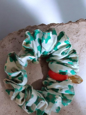 Handmade elastic bracelet with teardrop bead