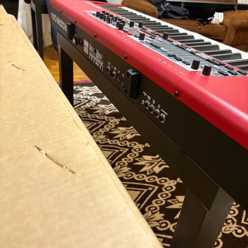 Nord Electro 6HP keyboard with case like new