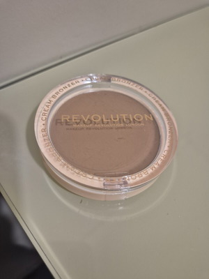 Makeup Revolution Ultra Cream Bronzer, Light shade