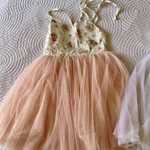Girls' clothing set like new, 2 dresses and 2 shorts for 4-5 years old