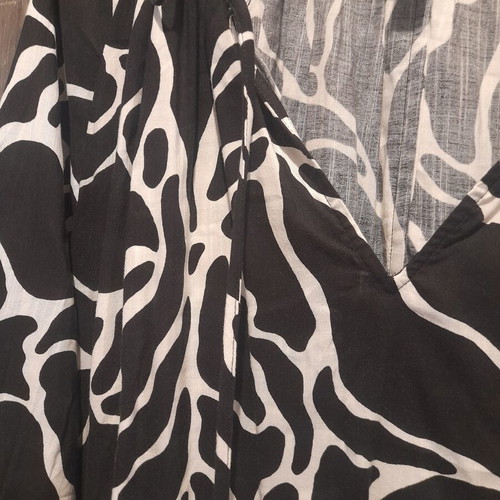H&M women's black and white blouse Large like new, 55% viscose 45% cotton
