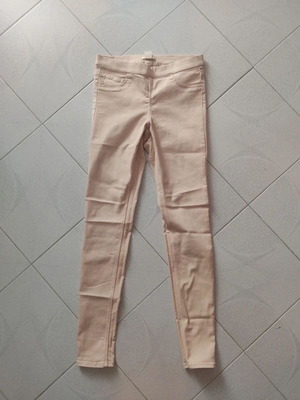 H&M прилепнали бежови панталони като нови
