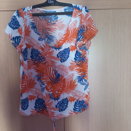 Sisley women's T shirt like new, size M, white and blue