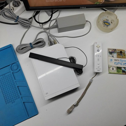 Wii and Wii Sport like new with one controller