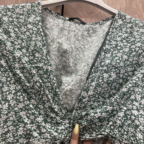 Floral crop top Shein like new, sage green with ruffle sleeves