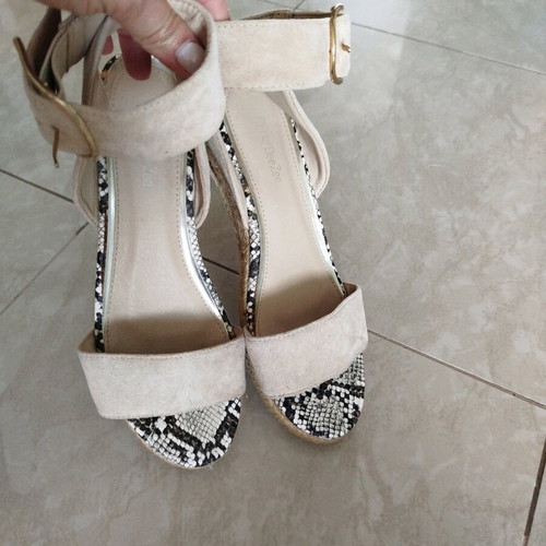 Deezee beige platform sandals size 39 like new, comfortable ankle tie