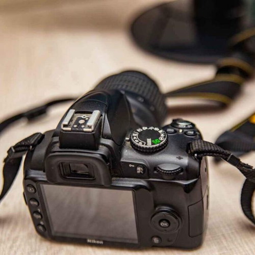 Nikon D3000 kit 18-55mm VR camera like new