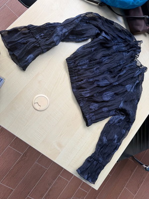 Zara crop top with embossed texture and bell sleeves like new, dark blue