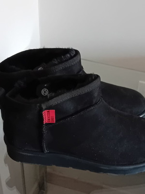 Love Moschino Μποτάκια Καινούρια, Μέγεθος 41, Μαύρα Suede με Ζεστή Επένδυση