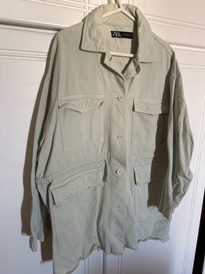 Zara denim jacket used, pistachio color with buttons and frayed edges