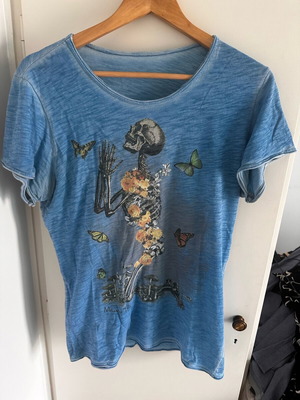 T-shirt μπλε με σκελετό και πεταλούδες σαν καινούργιο, unisex, μέγεθος L
